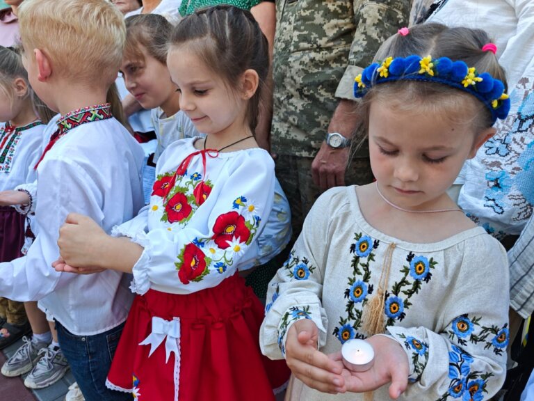 В Озерному діти спільно з військовими вшанували полеглих Героїв