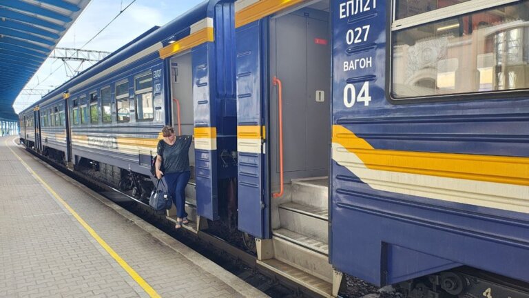 Внаслідок масованої атаки РФ та пошкодження контактної мережі в Житомирській області низка поїздів курсує із затримками
