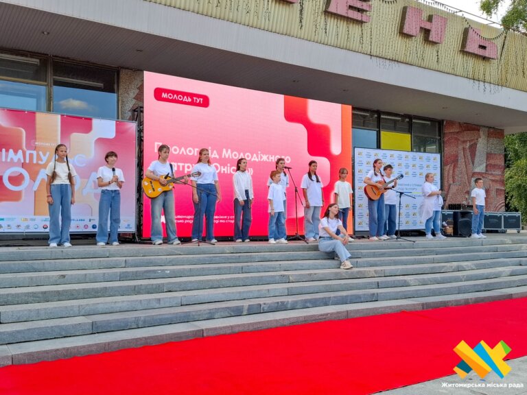 Вчаться, діють, надихають: обдарованим студентам житомирських вишів вручили стипендії міського голови