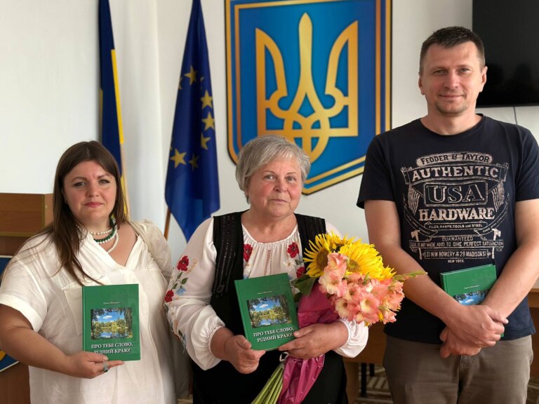 Відбулася презентація книжки Лариси Шинкарук «Про тебе слово, рідний краю! Червоне та Червоненська громада: історія, становлення, сучасність»