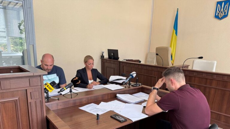 Служба безпеки України опублікувала нові матеріали, які підтверджують, що під час повномасштабної війни один із керівників міжрегіональних управлінь детективів НАБУ разом із батьком організовував незаконну торгівлю з РФ.