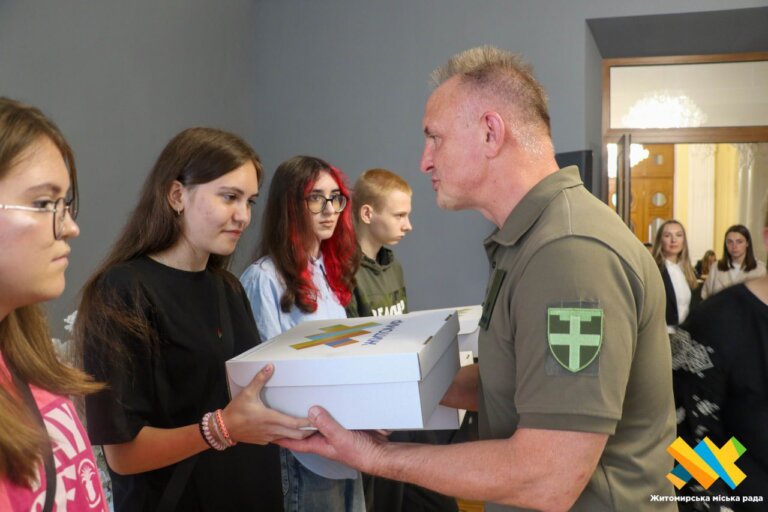 У Житомирі до Дня Незалежності України вручили пам’ятну сувенірну продукцію дітям полеглих Героїв