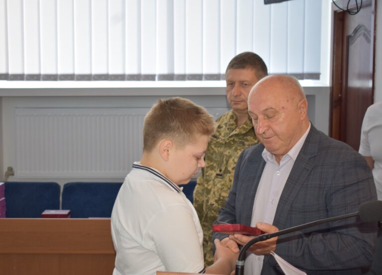 Родичам воїнів, які загинули, захищаючи Україну, міський голова Коростеня вручив державні нагороди. Пам’ятаємо. Вшановуємо. Не забудемо !