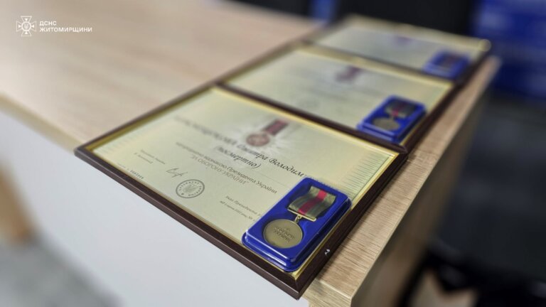 Родинам загиблих піротехніків ДСНС Житомирщини вручили відзнаки Президента України