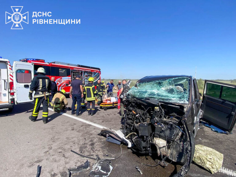 Рятувальники Рівненщини деблокували постраждалого з понівеченого авто на трасі Київ–Чоп