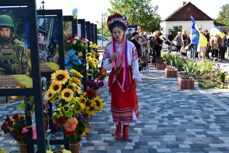 В Оліївській громаді відбувся мітинг-реквієм біля Алеї Героїв