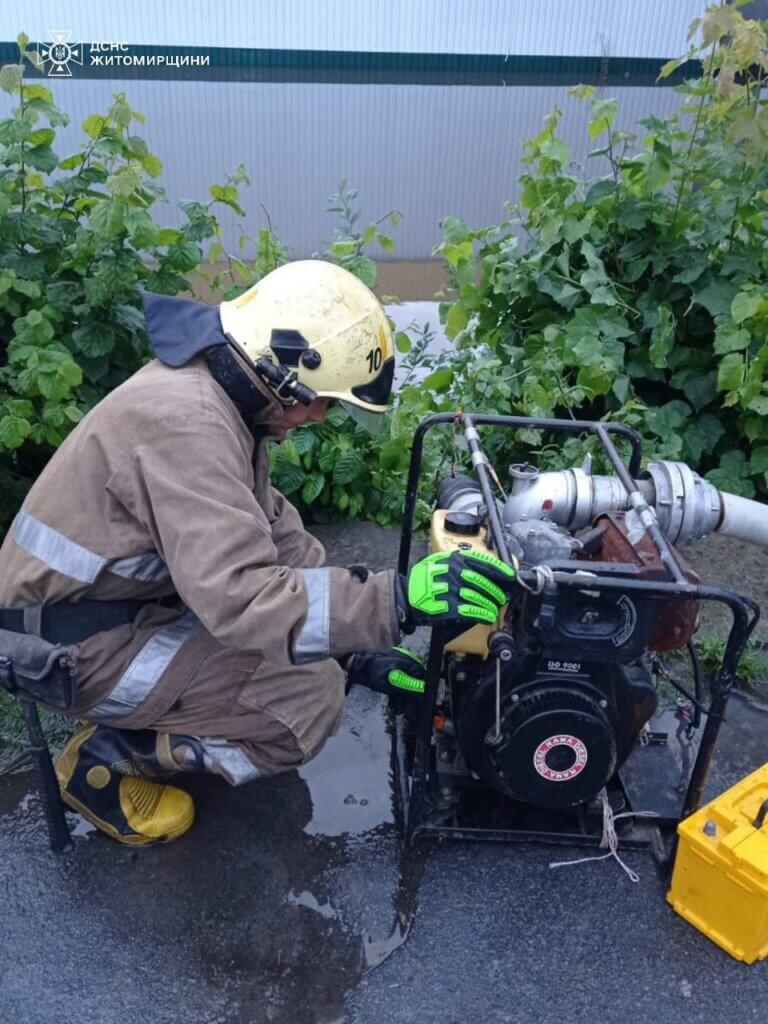 За минулу добу рятувальники 6 разів відкачували воду із затоплених будівель та присадибних ділянок