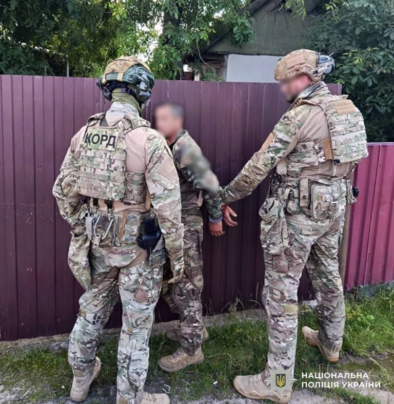 Погрожував гранатою: на Житомирщині поліцейські затримали озброєного чоловіка
