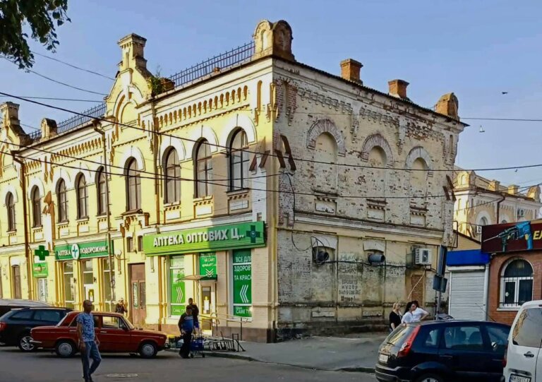 Демонтований МАФ біля памʼятки архітектури знову на місці