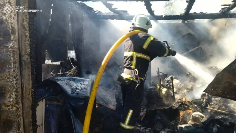 Рятувальники ліквідували пожежу у приватному гаражі