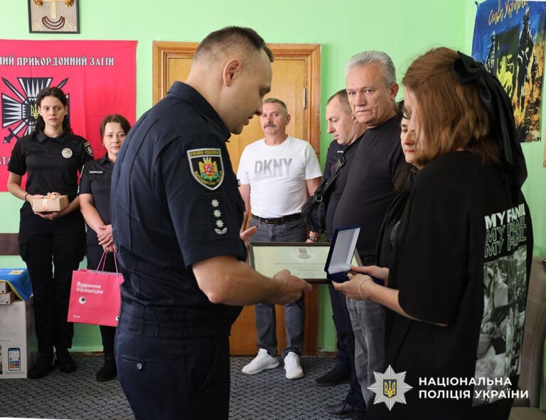 Начальник поліції Житомирщини передав державну нагороду родині загиблого поліцейського