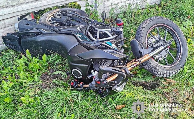 У Бердичівському районі поліцейські встановлюють обставини ДТП з травмуванням пасажирки мотоцикла