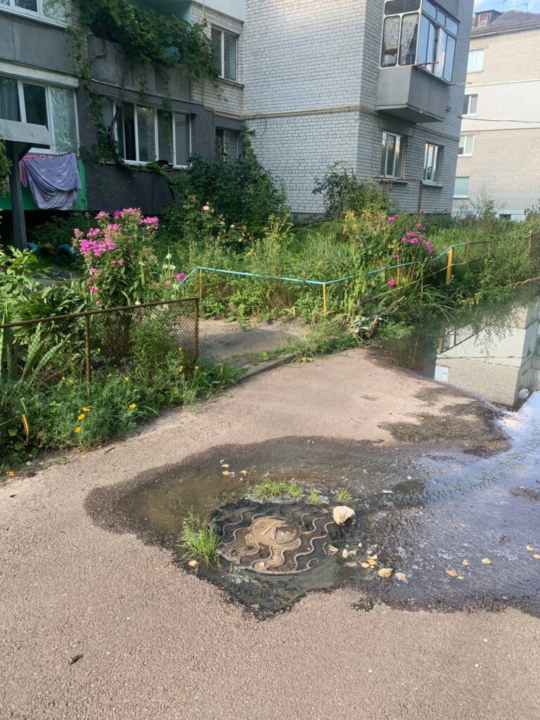 Зарічани у фекаліях: Гівно по каменицям плило, а чиновники відвернулися. Епідемія стукає у двері