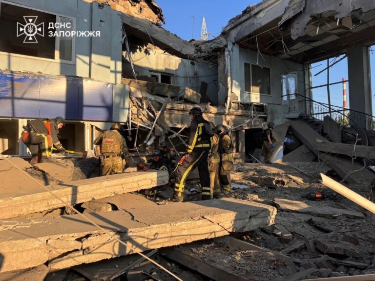 Запоріжжя: внаслідок ворожого удару постраждали 12 людей, одну особу врятували надзвичайники