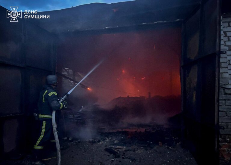 Сумщина: рятувальники ліквідували пожежу, що виникла через російський обстріл