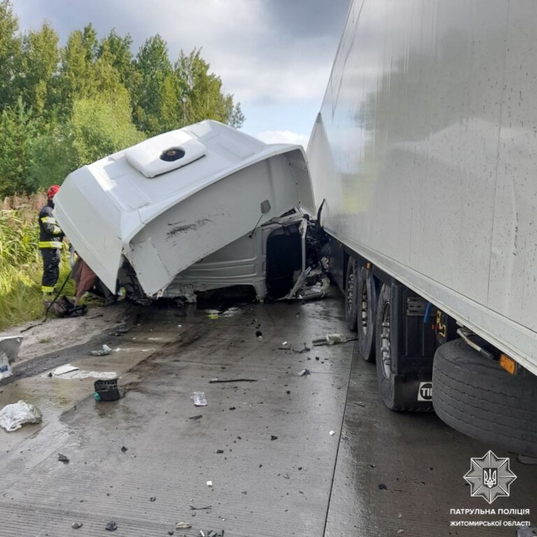 Житомирська область: У зв’язку з дорожньо-транспортною пригодою на 151 км автодороги М-06 Київ — Чоп рух транспорту частково ускладнений в обох напрямках