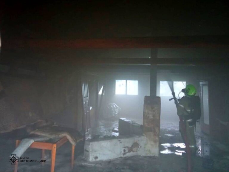 Вчора ввечері рятувальники ліквідували пожежу у приватній оселі в селищі Попільня Житомирського району