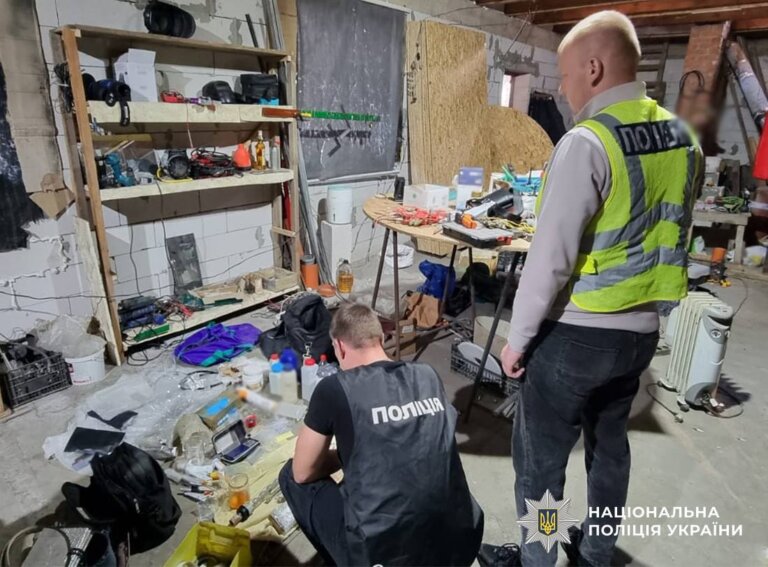 Налагодили виробництво амфетаміну: житомирські поліцейські викрили п’ятьох причетних до наркозлочинів