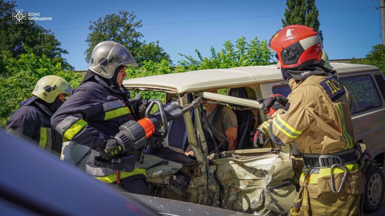 Київщина: рятувальники деблокували постраждалого з автівки
