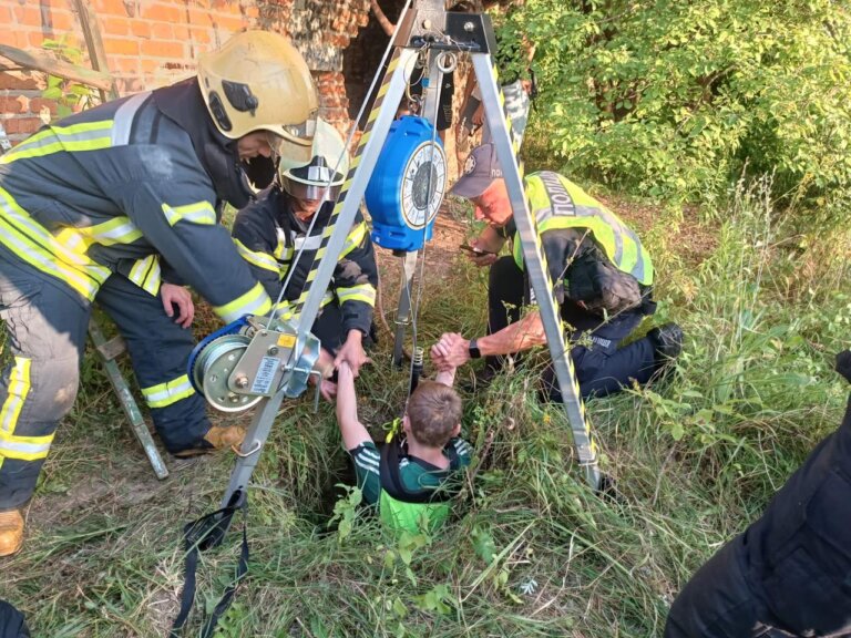 У Луцьку рятувальники витягли 14-річного хлопця з колекторного колодязя