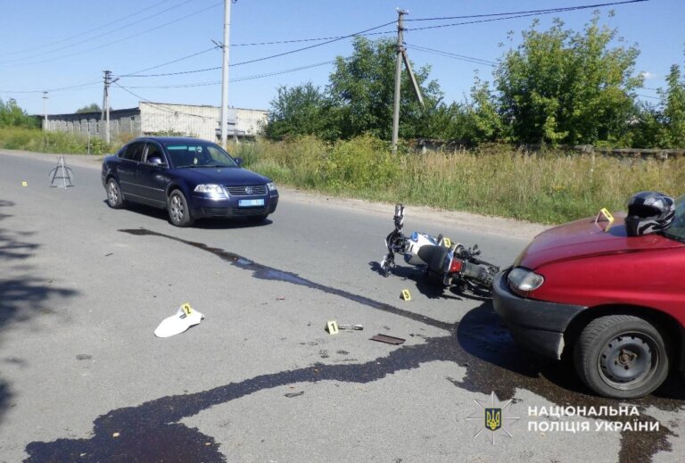 Поліцейські встановлюють обставини ДТП з травмуванням 13-річного водія мотоцикла в Овручі