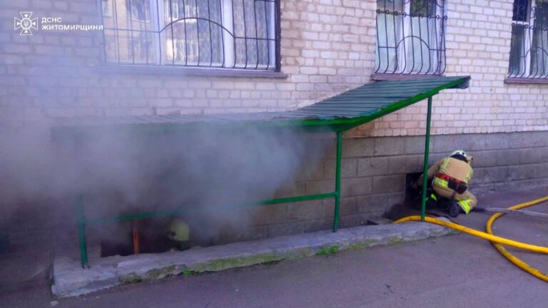 Сьогодні вдень у Житомирі бійці ДСНС гасили пожежу у підвальному приміщенні 5-поверхового житлового будинку