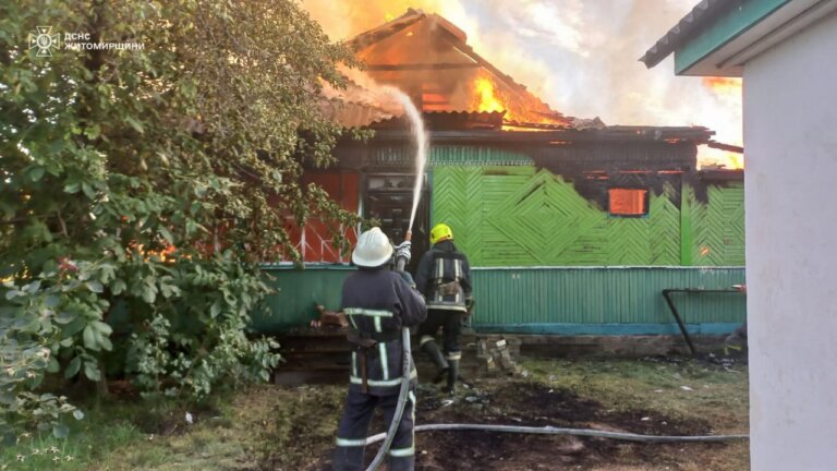 На Коростенщині рятувальники ліквідували пожежу на даху житлового будинку