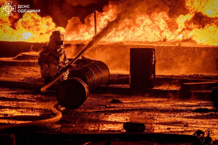 У передмісті Одеси ворог поцілив БПЛА по обʼєкту паливно-енергетичної інфраструктури та двоповерхової будівлі — ОВА