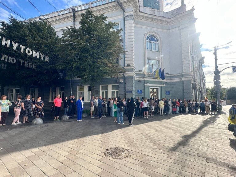 Біля міської ради в Житомирі зібрались педагоги ліцею №34