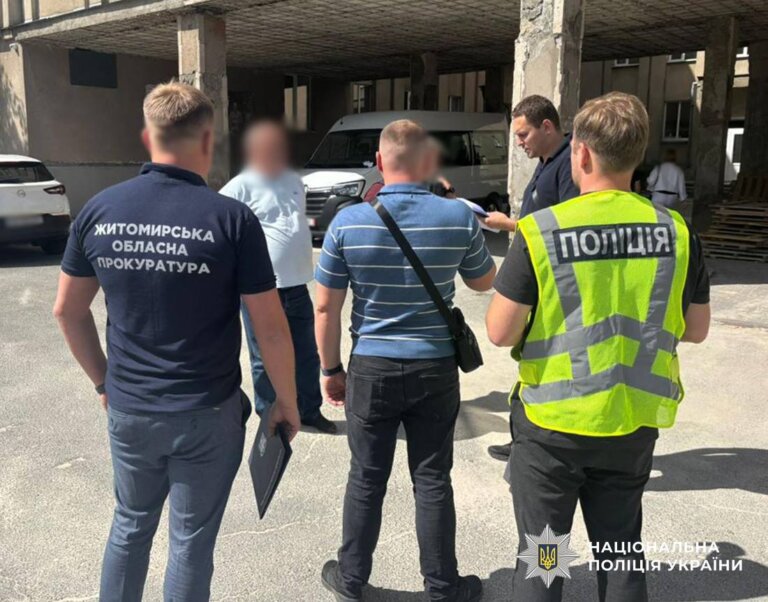 100 грн за кубометр деревини: на Житомирщині поліцейські викрили посадовця у хабарництві