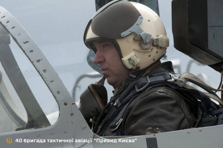 Уночі 23 серпня після виконання бойового завдання при заході на посадку загинув пілот українського винищувача МіГ-29 майор Сергій Бондар. Йому було 46 років