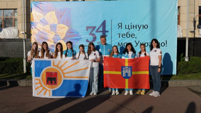 Сьогодні, в День Незалежності, наші юні спортсмени вирушили на другий заїзд літнього табору «Пліч-о-пліч – 2025»