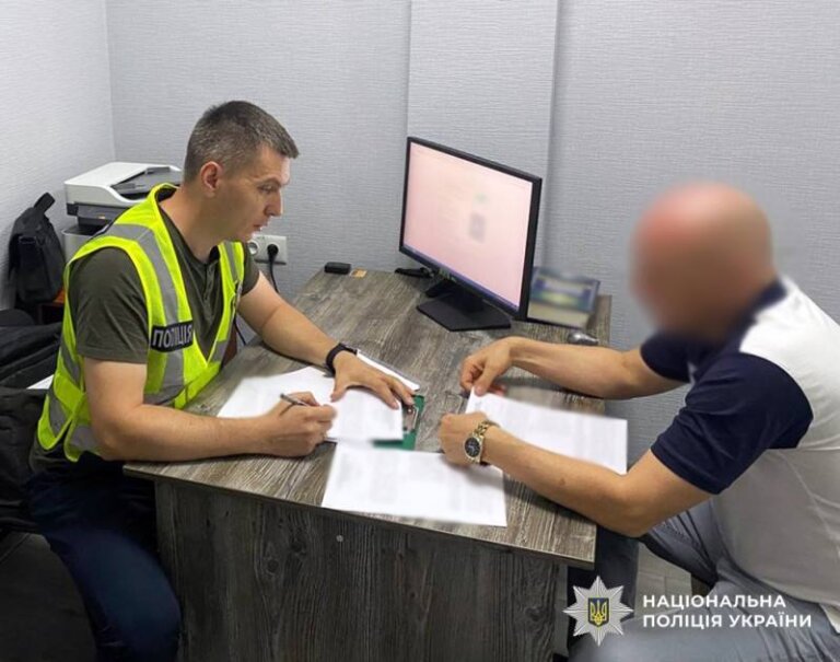 Незаконно вивіз понад 93 тонни зернової продукції: поліцейські Житомирщини викрили посадовця в розтраті чужого майна