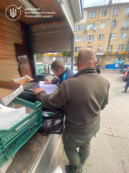 На Житньому ринку у Житомирі екоінспектори зафіксували факт порушення порядку реалізації водних біоресурсів