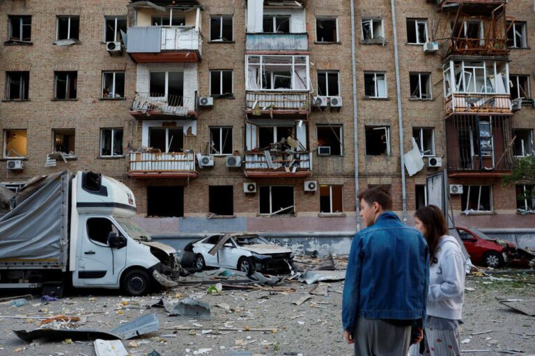 Титанічних зусиль зараз докладають рятувальники ДСНС на місцях влучань у Києві