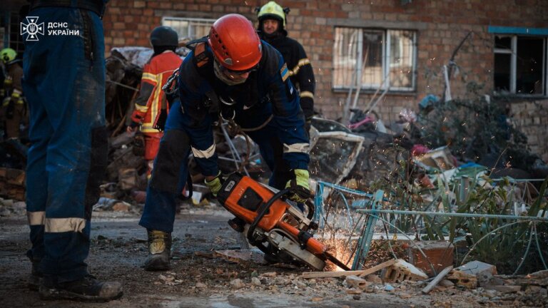 ДСНС України: У Києві вже 12 загиблих — серед них три дитини 2, 17 та 14 років, 45 постраждалих внаслідок російського удару по Києву в ніч на 28 серпня — очільник КМВА
