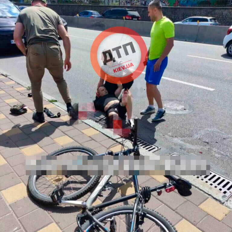 У Києві вантажівка травмувала велосипедиста: постраждалому надають допомогу на місці. ВІДЕО
