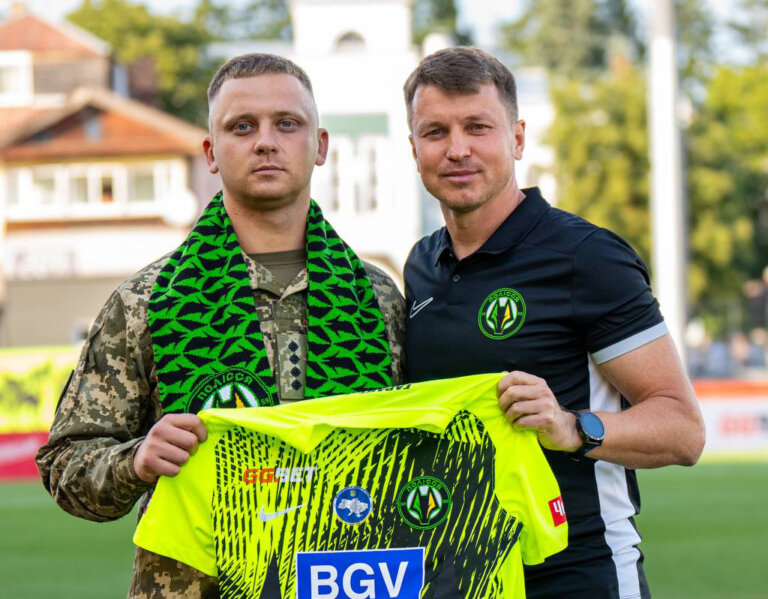 Символічний перший удар по м’ячу у матчі «Полісся» — «ЛНЗ» зробив капітан Дмитро Іванович Кужіль