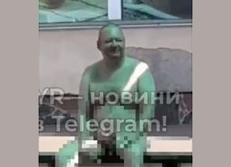 Гола правда на Покровській: у Житомирі голий чоловік із ножем тероризував тролейбусну зупинку