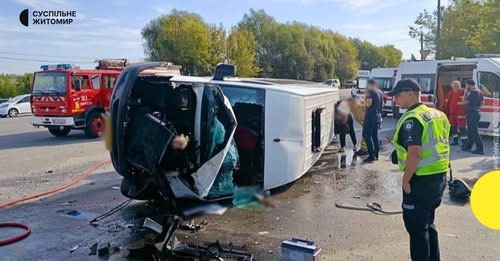 Поліцейські встановлюють обставини ДТП за участю рейсового мікроавтобуса та кросовера у Звягелі