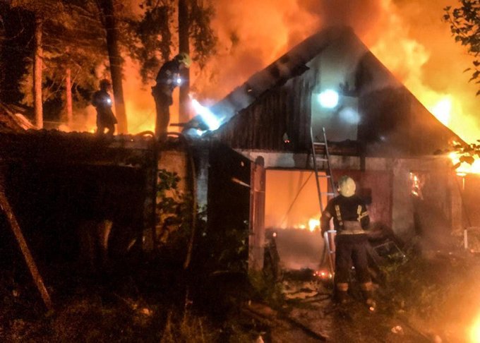 Пожежа в Озерному на Житомирщині: вогонь знищив 15 гаражів