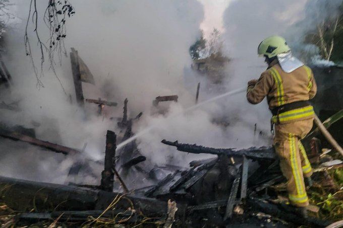 У райцентрі на Житомирщині горіли господарські споруди — пожежу гасили 3 екіпажі рятувальників