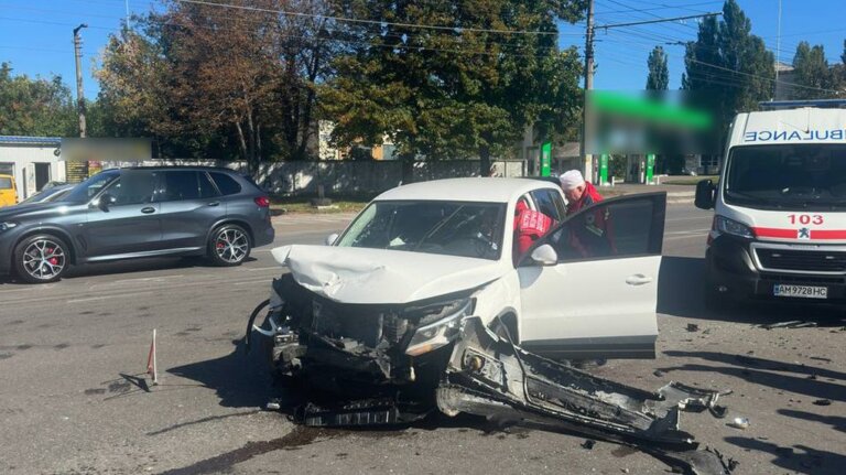 ДТП у Житомирі: на перехресті Чуднівської і Шпаковської зіштовхнулися Peugeot та Volkswagen