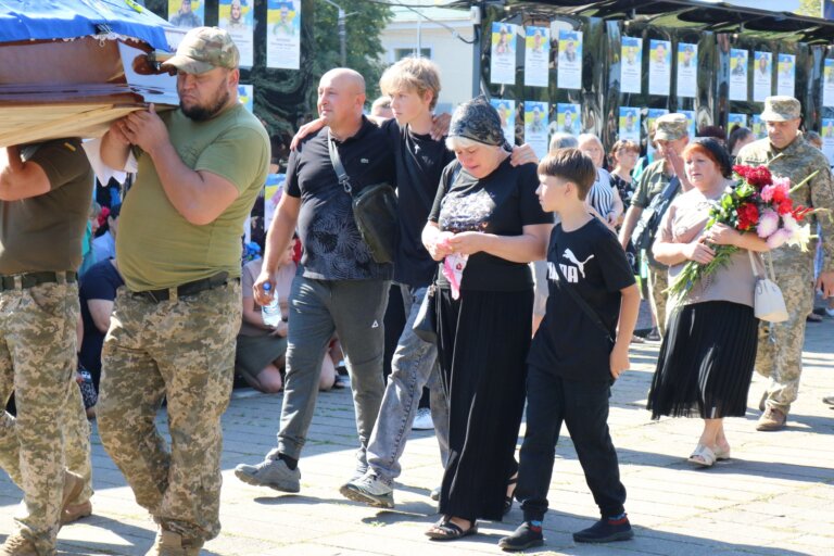 У Радомишлі прощалися з Героєм Вадимом Стадченко-Гальоною. Його зоря, як і сотні тисяч його побратимів, буде вічно світити на українському небі.