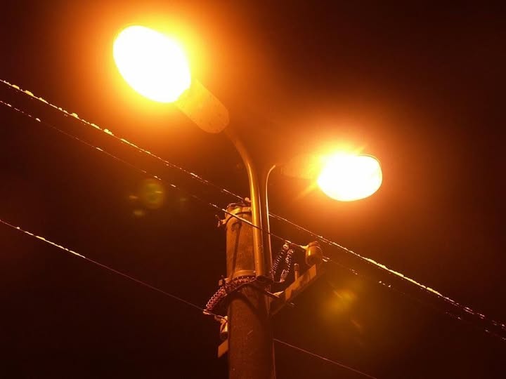 У Каневі проблеми з вуличним освітленням, бо мобілізували єдиного працівника, який вмів цим займатися, — місцева влада