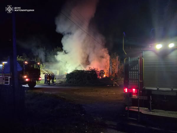 Нічна пожежа у селі Діброва: рятувальники боролися з вогнем у приватному господарстві