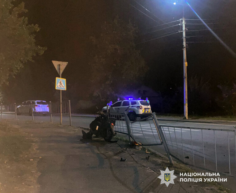 Унаслідок зіткнення мопеда та фургона в Малині травмовано двох чоловіків: поліцейські встановлюють обставини