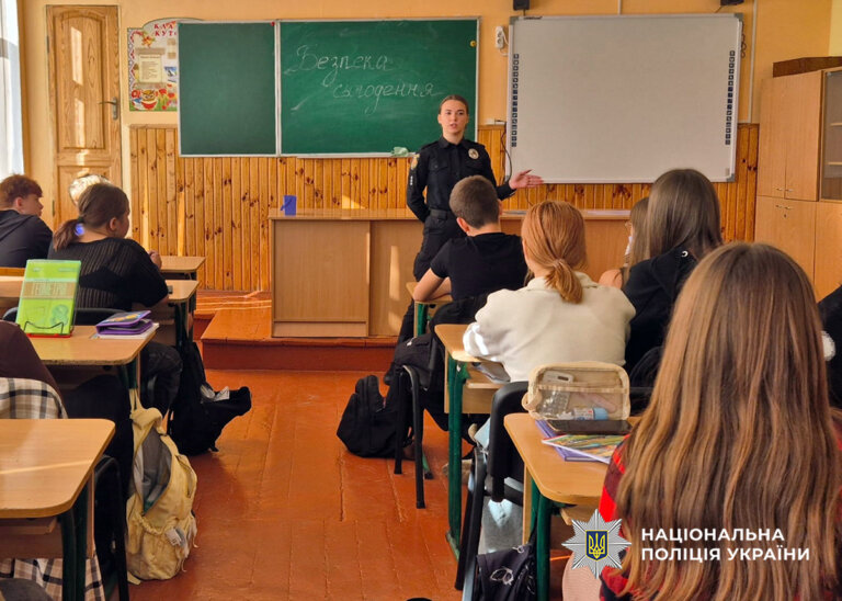 Безпечне навчання та дозвілля: у Житомирі ювенальні поліцейські провели виховний захід з учнями