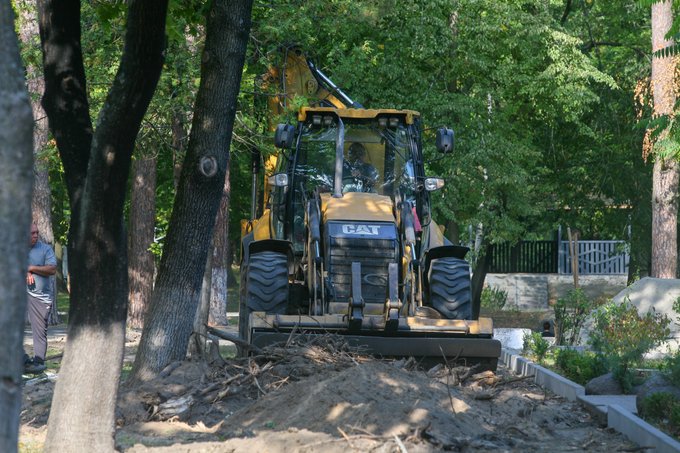В центральному парку у Малині на Житомирщині реконструюють дитячий майданчик та зону відпочинку