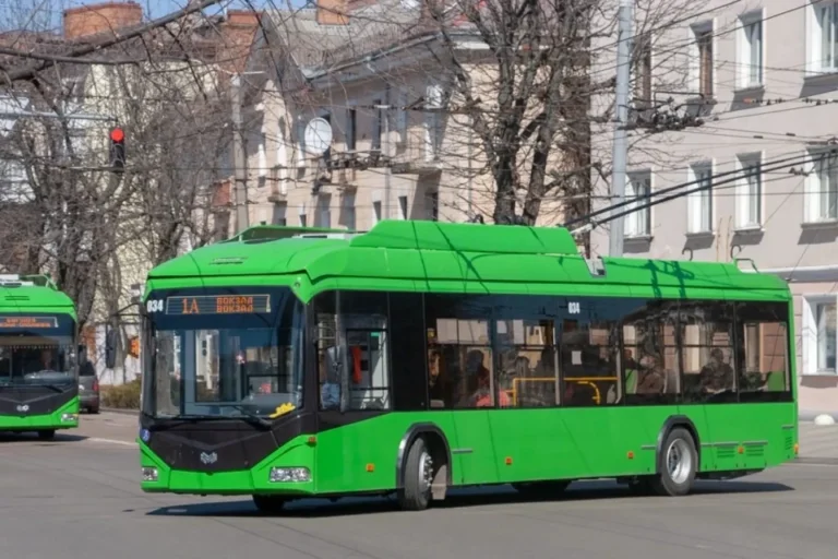 У зв’язку із завершенням аварійно-ремонтних робіт на водопровідній мережі курсування тролейбусних маршрутів № 4А та №15А відновлено за регулярним маршрутом